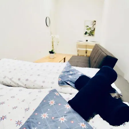 Super Cozy 5 Bedroom Shared 10min Walk To Augarten