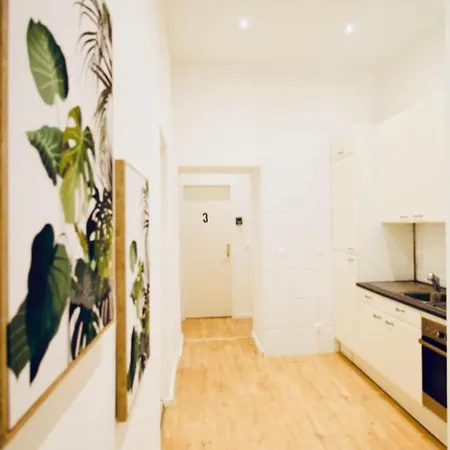 Super Cozy 5 Bedroom Shared 10min Walk To Augarten Apartment