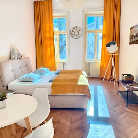 10 Min Center And Rathaus Apartment