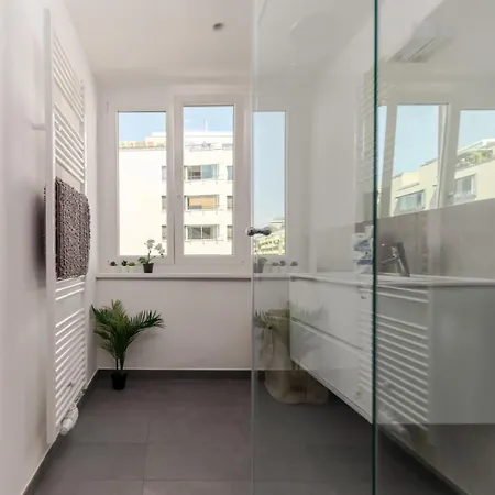 3br I 5 Minutes To Main Station I Long Term