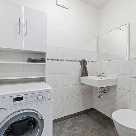 Apartment 2-zimmer Wohnung, Im Zentrum, Garage, Terrasse *