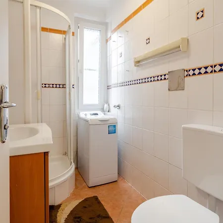 Close To Centre And Next To Hbf And Easy From Airport Apartment *