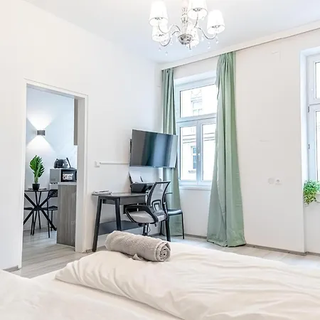 Danube Delight: Elegant Getaway Near Prater Stern Apartment