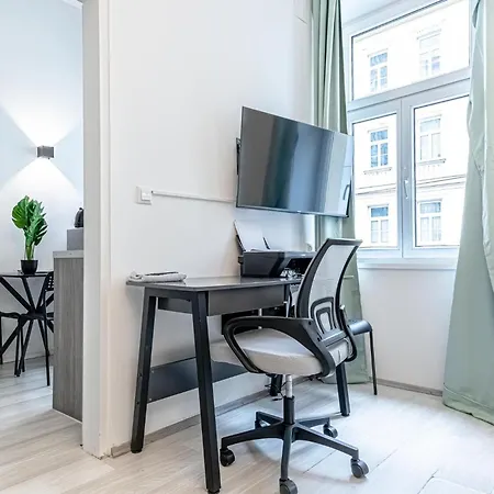Danube Delight: Elegant Getaway Near Prater Stern *