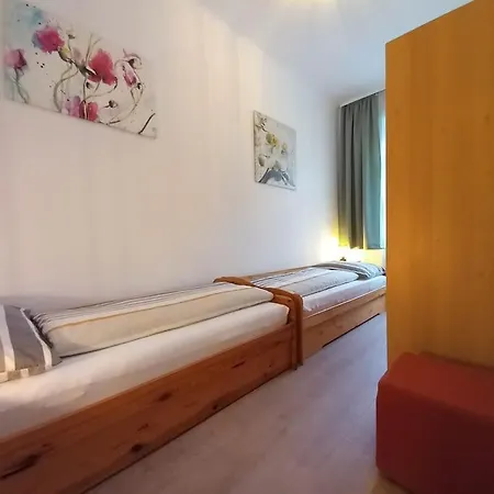 Altbauwohnung Neu Saniert - Fuer Familien Geeignet Apartment