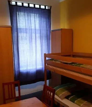 Simple 10 Minutes To Downtown Apartment