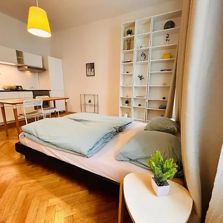 Small & Fine Near Akh * Vienna