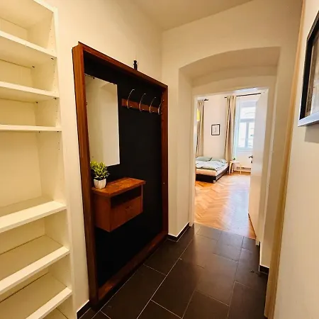 Small & Fine Near Akh Apartment Vienna