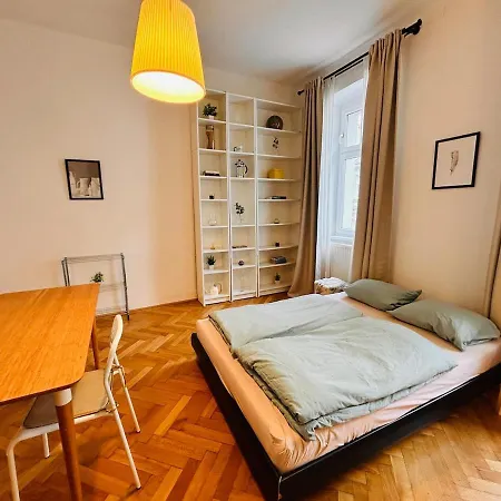 Small & Fine Near Akh Apartment Vienna