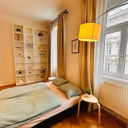 Small & Fine Near Akh * Vienna