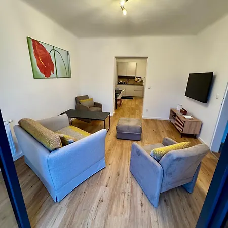 Vila In In Perfect Situaton Near Vic And Donau Park With Pool And Private Garden Sleeps 4 With 2 Bedrooms, Kitchen And Livingroom And Bath And Private Parking *