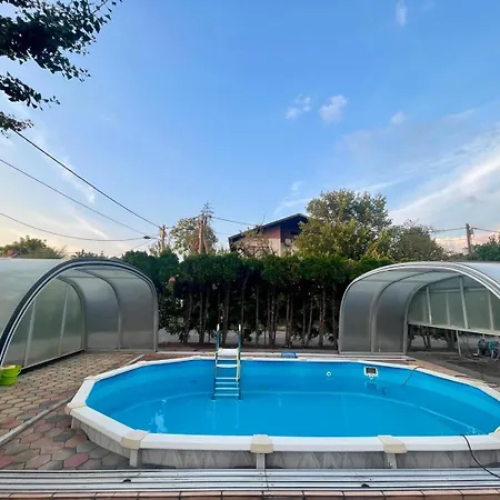 Vila In In Perfect Situaton Near Vic And Donau Park With Pool And Private Garden Sleeps 4 With 2 Bedrooms, Kitchen And Livingroom And Bath And Private Parking *