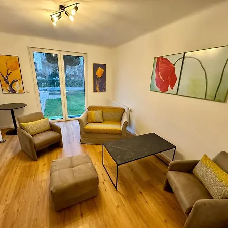 Vila In In Perfect Situaton Near Vic And Donau Park With Pool And Private Garden Sleeps 4 With 2 Bedrooms, Kitchen And Livingroom And Bath And Private Parking