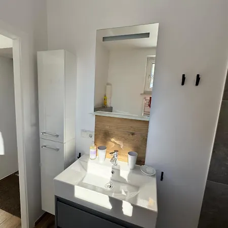 In In Perfect Situaton Near Vic And Donau Park With Pool And Private Garden Sleeps 4 With 2 Bedrooms, Kitchen And Livingroom And Bath And Private Parking * Vídeň