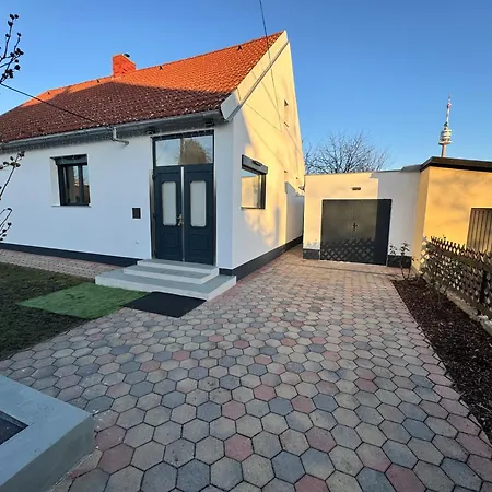 In In Perfect Situaton Near Vic And Donau Park With Pool And Private Garden Sleeps 4 With 2 Bedrooms, Kitchen And Livingroom And Bath And Private Parking