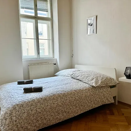 Apartment 2 Bedroom Long-term With Free Parking