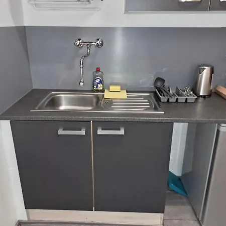 2 Bedroom Long-term With Free Parking *