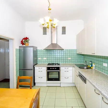 Family - 7 Minutes To Schoenbrunn Palace Homestay *