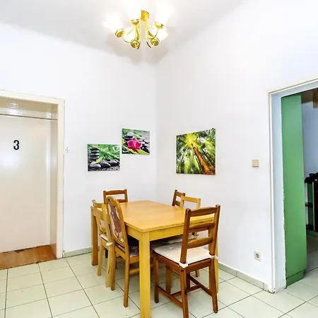 Family - 7 Minutes To Schoenbrunn Palace Homestay *