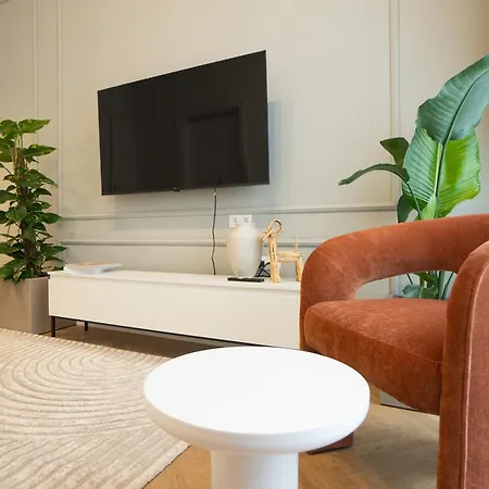 Chic & Cozy 104m2 Flat, Walk To Attractions