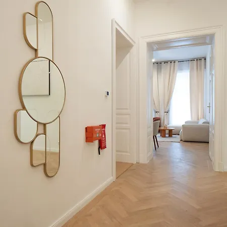 Chic & Cozy 104m2 Flat, Walk To Attractions Vienna