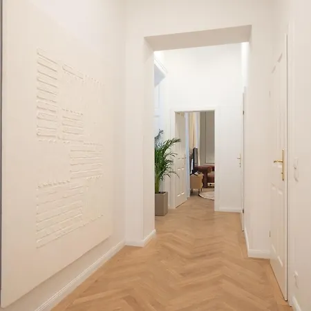 Chic & Cozy 104m2 Flat, Walk To Attractions