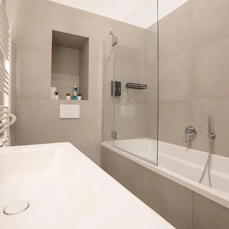 Chic & Cozy 104m2 Flat, Walk To Attractions Apartment