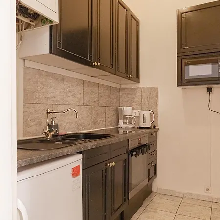 Apartment Stylish 2br, Perfect Location & Well Connected *