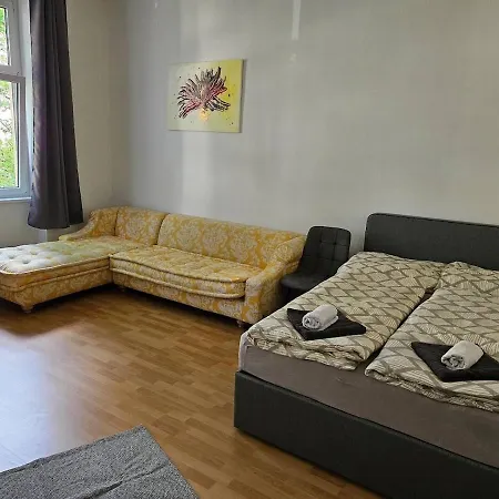 At Westbahnhof I Close To Shopping Street & Metro Apartament *