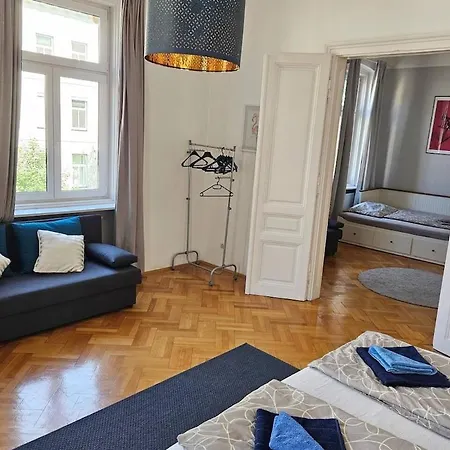 At Westbahnhof I Close To Shopping Street & Metro Apartment *