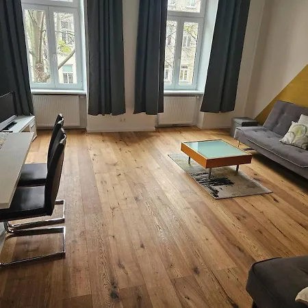 At Westbahnhof I Close To Shopping Street & Metro Apartment