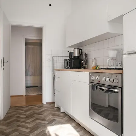 Affordable 2br Next To Rennweg Apartment *