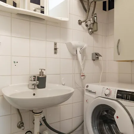 Comfortable 2br And Well Connected