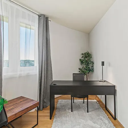 Balcony I 5 Minutes To Belvedere I Great Location 2 Minutes To Main Station