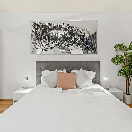 Balcony I 5 Minutes To Belvedere I Great Location 2 Minutes To Main Station * Vienna