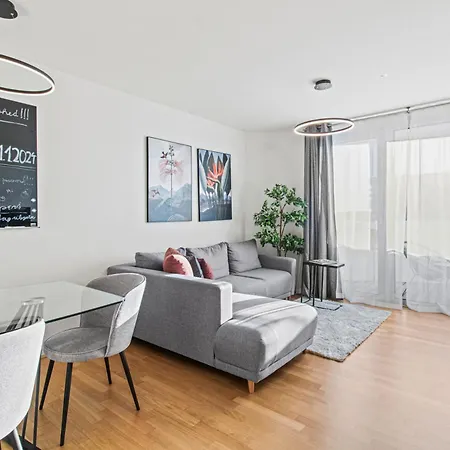 Balcony I 5 Minutes To Belvedere I Great Location 2 Minutes To Main Station