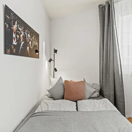 Apartment Balcony I 5 Minutes To Belvedere I Great Location 2 Minutes To Main Station