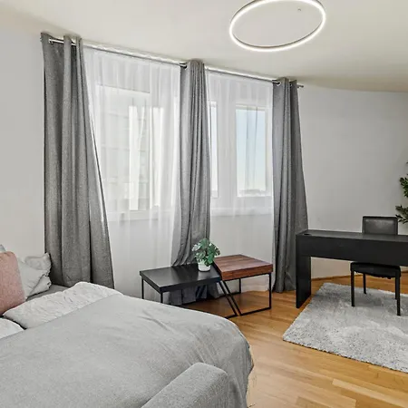 Balcony I 5 Minutes To Belvedere I Great Location 2 Minutes To Main Station Apartment *
