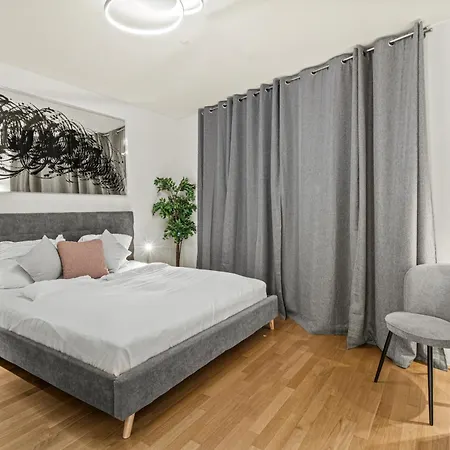 Balcony I 5 Minutes To Belvedere I Great Location 2 Minutes To Main Station * Vienna