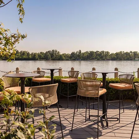 Hilton Waterfront 4*