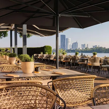 Hilton Waterfront 4*