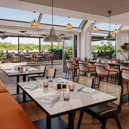 Hilton Waterfront 4* Viyana