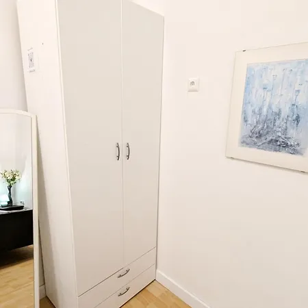 Comfortable In Lugner Area