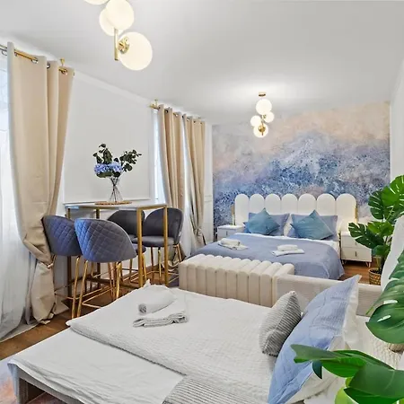 15 Min To Center I Paid Parking I Fast Wifi Apartment