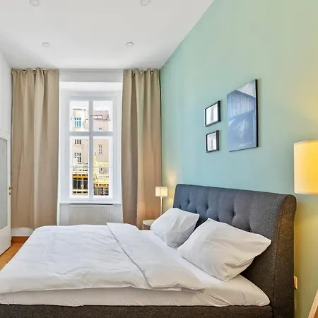 Apartment 3 Bedrooms I 110 Square Meter I Walk To Sights *