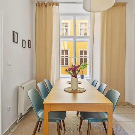 Apartment 3 Bedrooms I 110 Square Meter I Walk To Sights