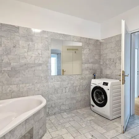 3 Bedrooms I 110 Square Meter I Walk To Sights *