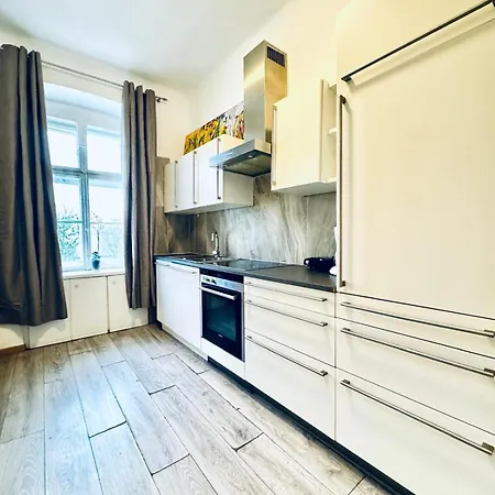 Stylish 4br 10 Min Transport To Stadthalle