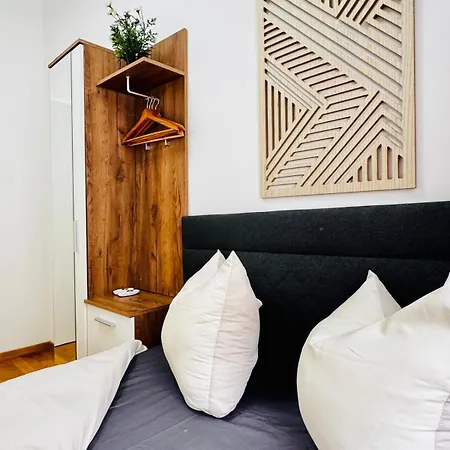 Stylish 4br 10 Min Transport To Stadthalle Apartment *