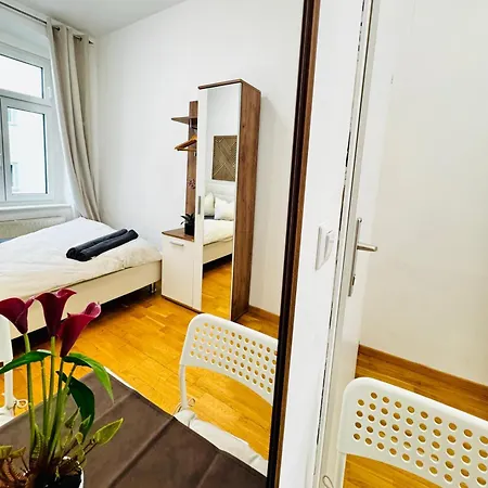 Stylish 4br 10 Min Transport To Stadthalle Apartment